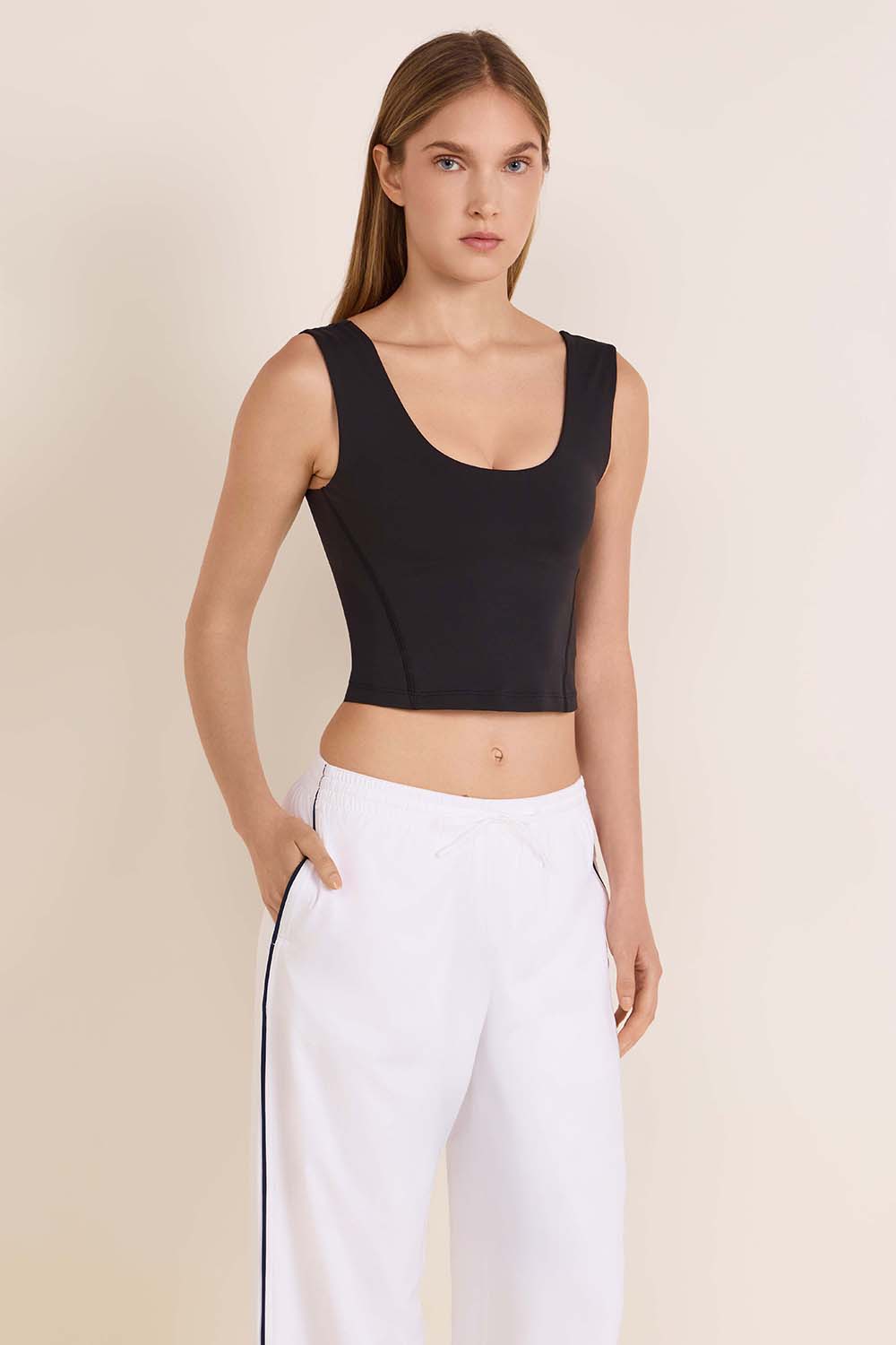 תמונת דוגמן קידמית של Wunder Train Wide Strap Tank