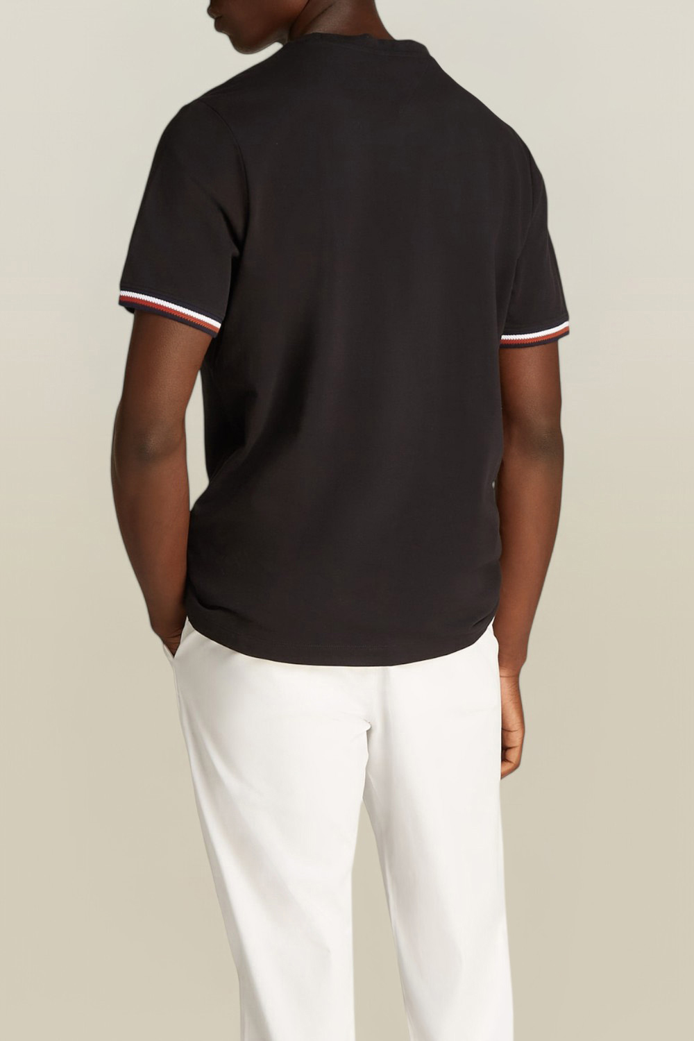 תמונת דוגמן אחורית של חולצת טי פיקה