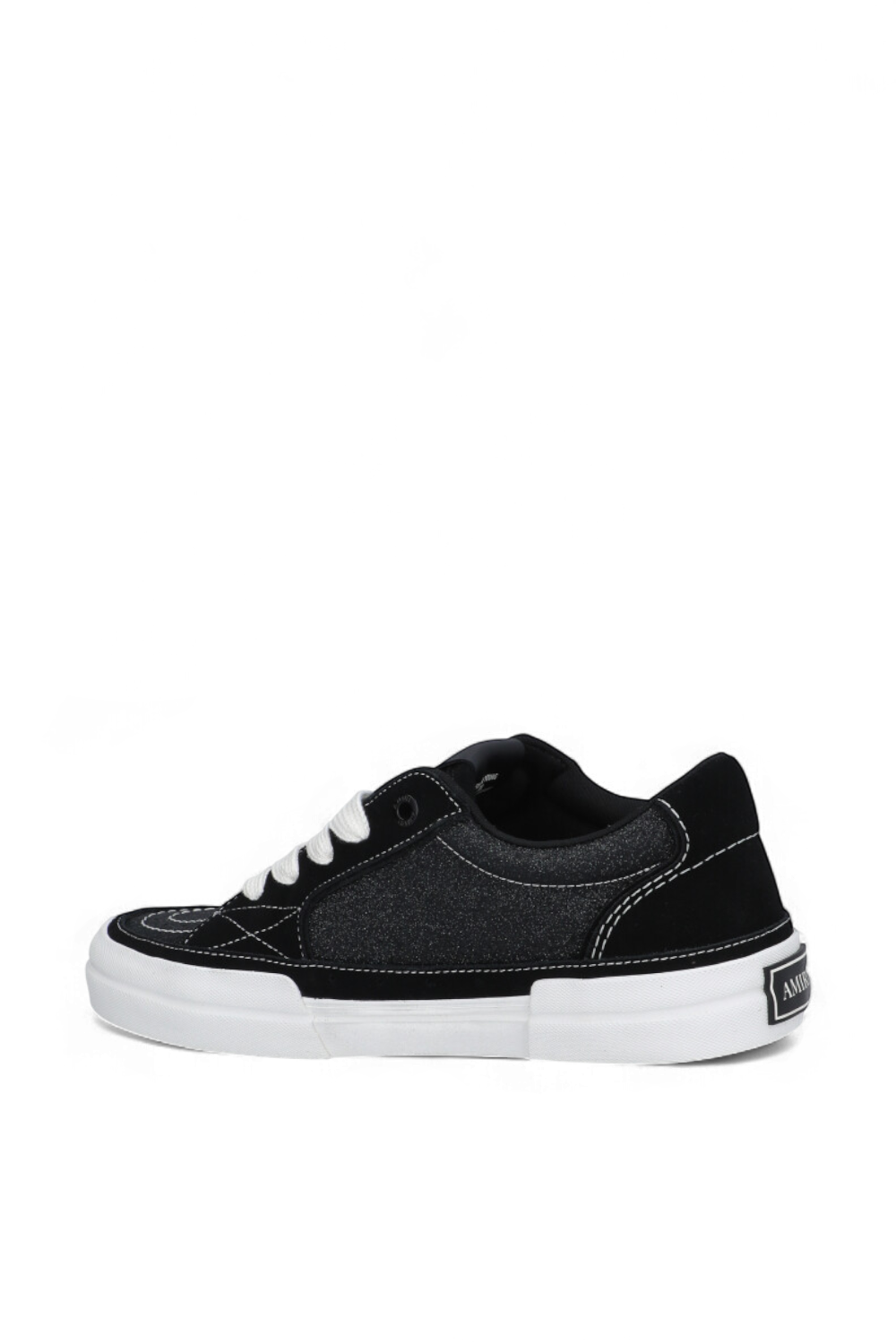 תמונה אחורית של נעלי סניקרס