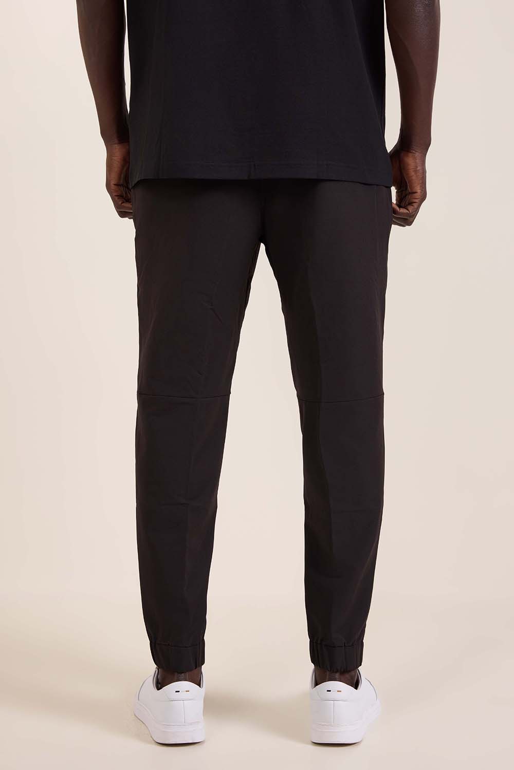 תמונת דוגמן אחורית של מכנסי ג'וג סלים פיט