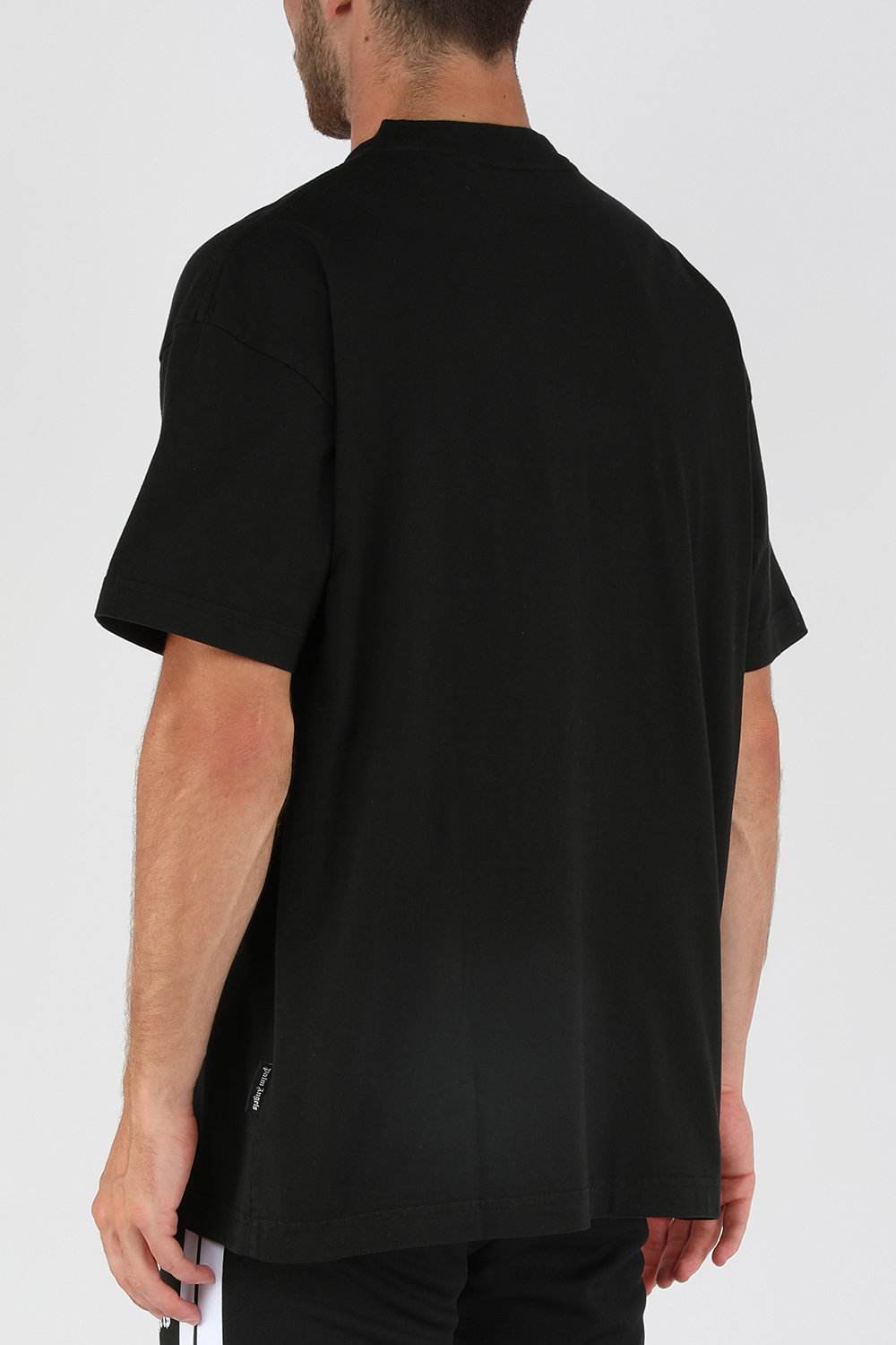 תמונת דוגמן אחורית של חולצת טי קצרה עם הדפס לוגו