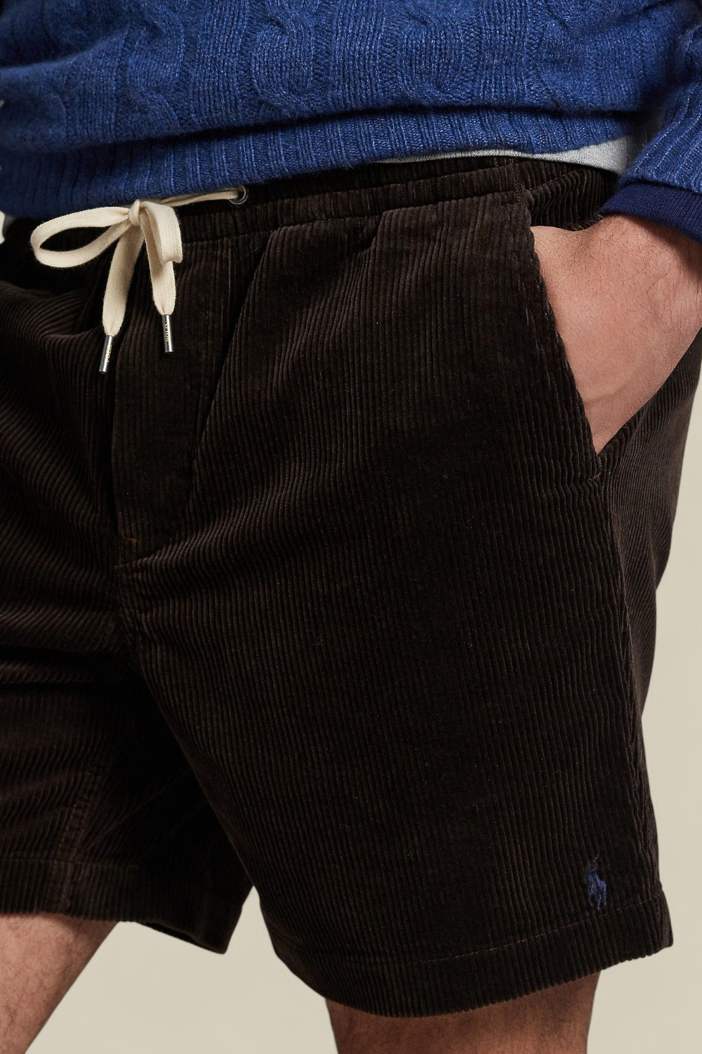 תמונת תקריב דוגמן של מכנסיים קצרים