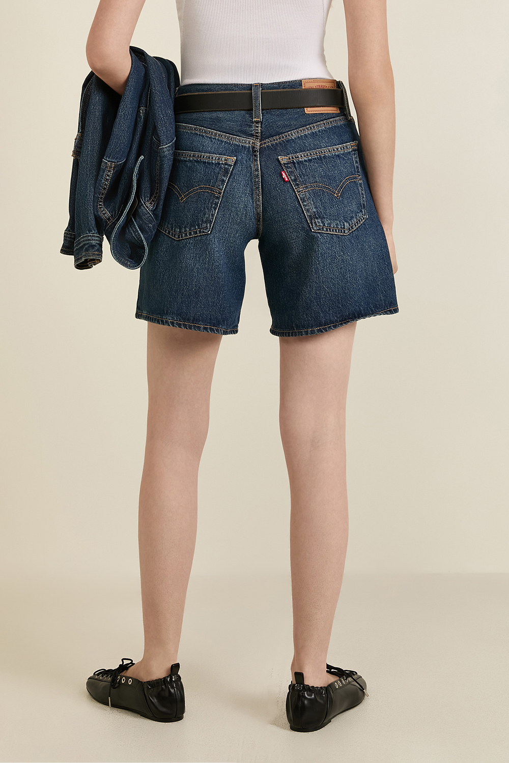 תמונת דוגמן אחורית של מכנסי ג'ינס קצרים באגי 94