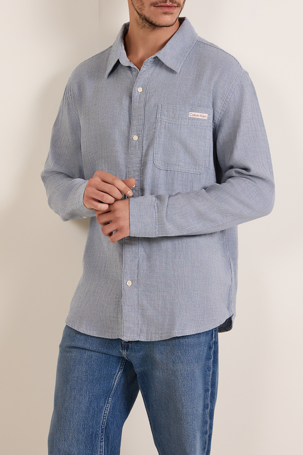 תמונת דוגמן קידמית של חולצת כפתורים