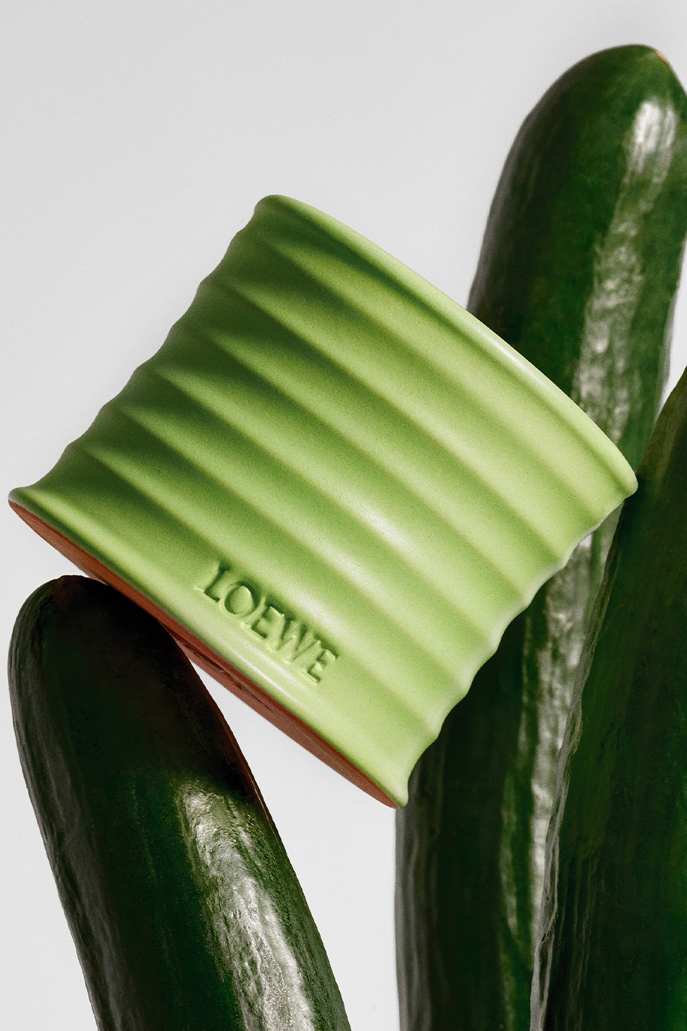 תמונת תקריב של LOEWE Cucumber Small Scented Candle