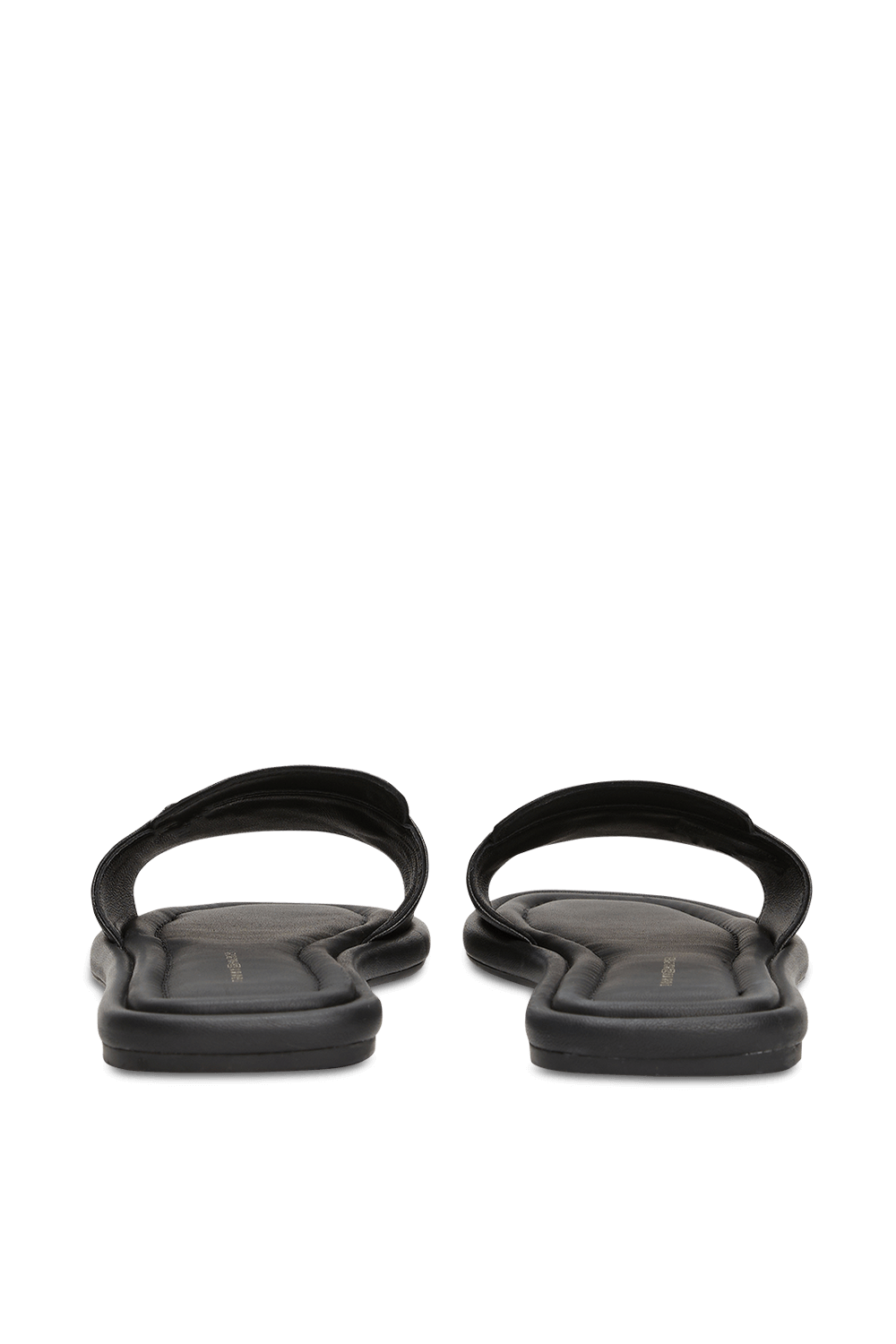 תמונת תקריב של כפכפי סליידס מעור