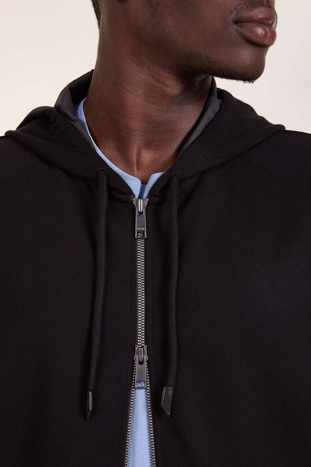 תמונת תקריב דוגמן של סווטשירט