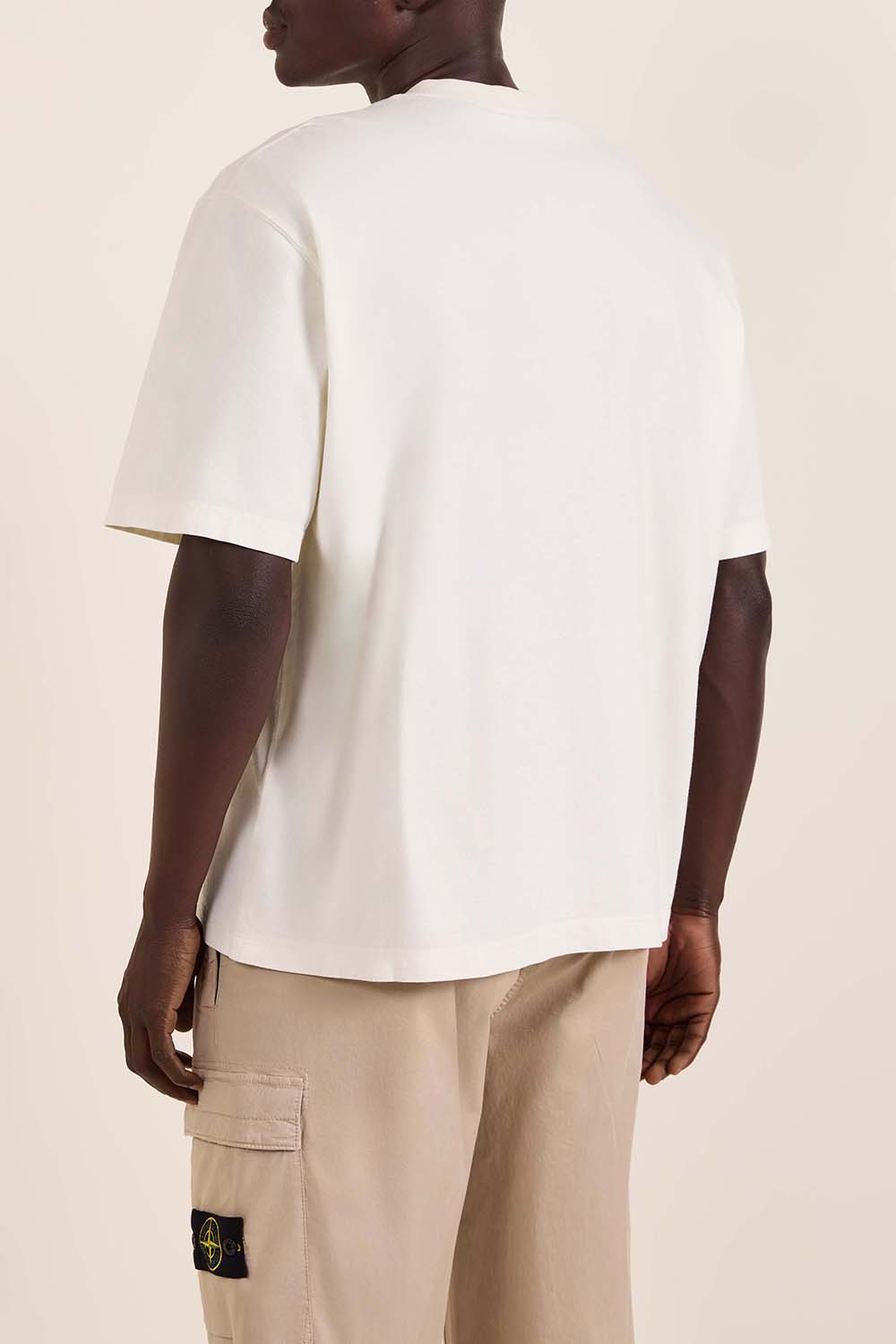 תמונת דוגמן אחורית של חולצת טי