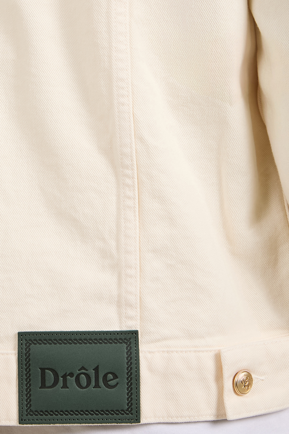 תמונת תקריב דוגמן של ז'קט ג'ינס