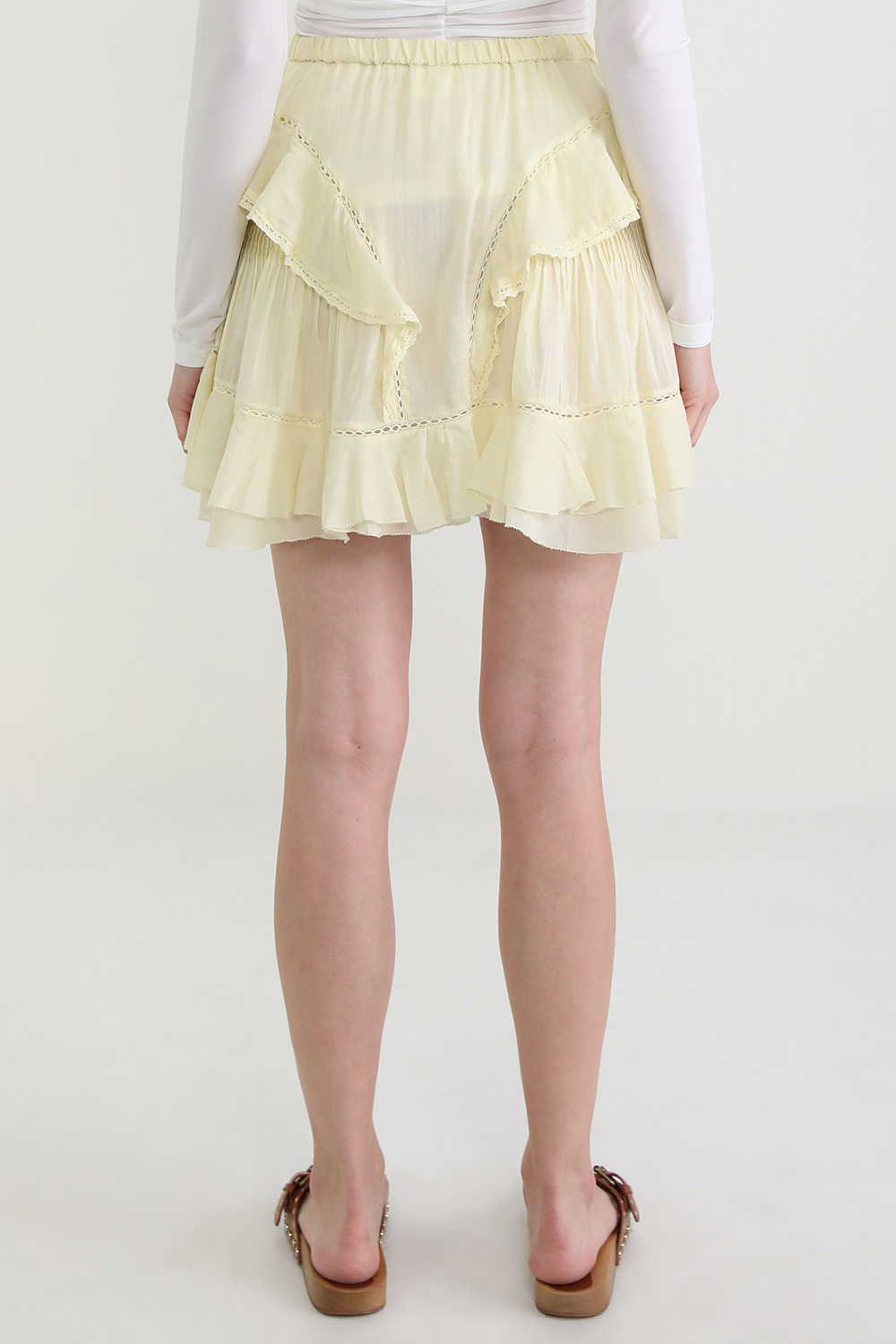 תמונת דוגמן אחורית של חצאית מיני מכותנה עם רקמה