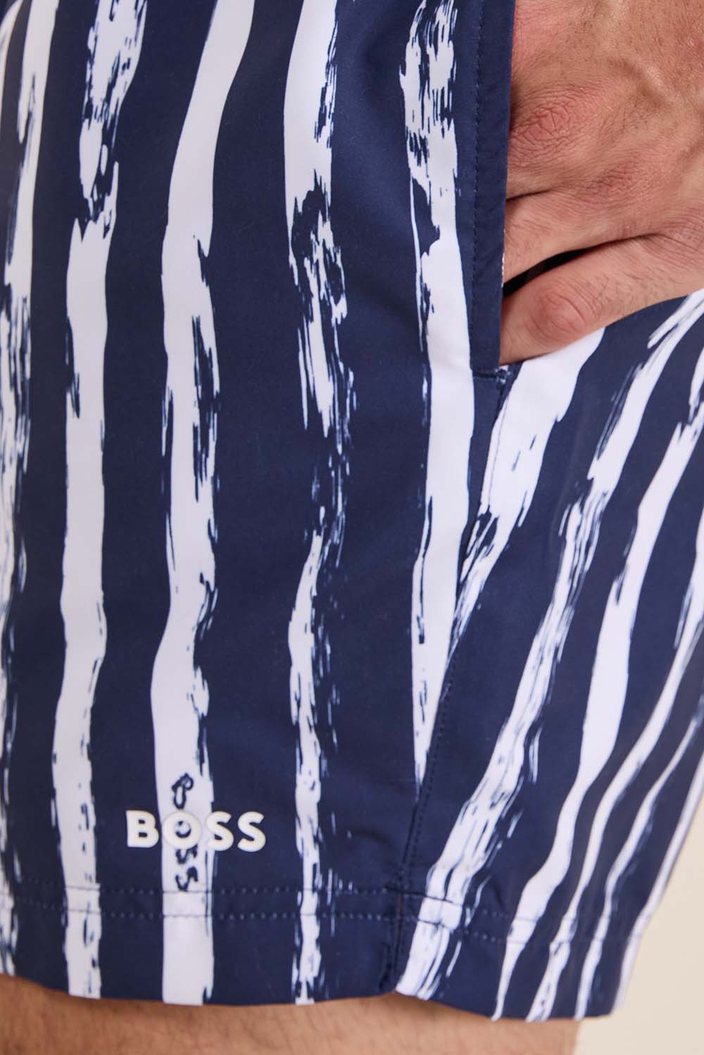 תמונת תקריב דוגמן של מכנסי בגד ים