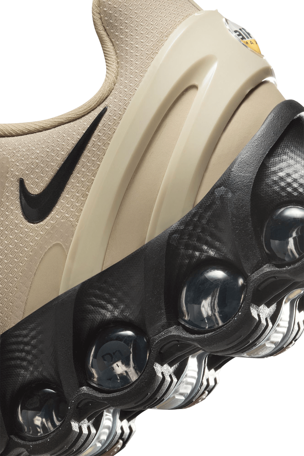 תמונת תקריב של נעלי סניקרס אייר מקס די-אן 8