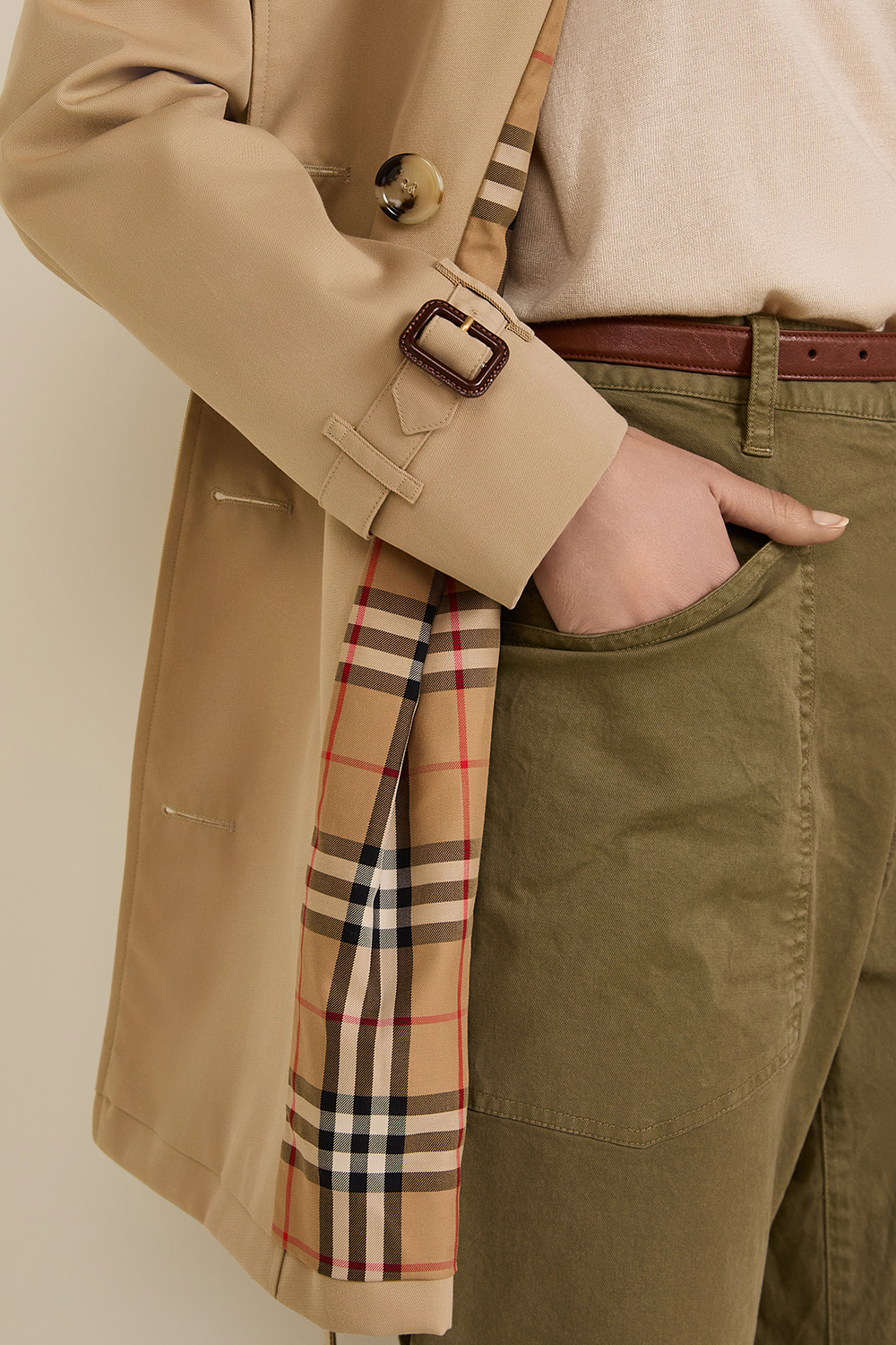 תמונת תקריב דוגמן של מעיל טרנץ'