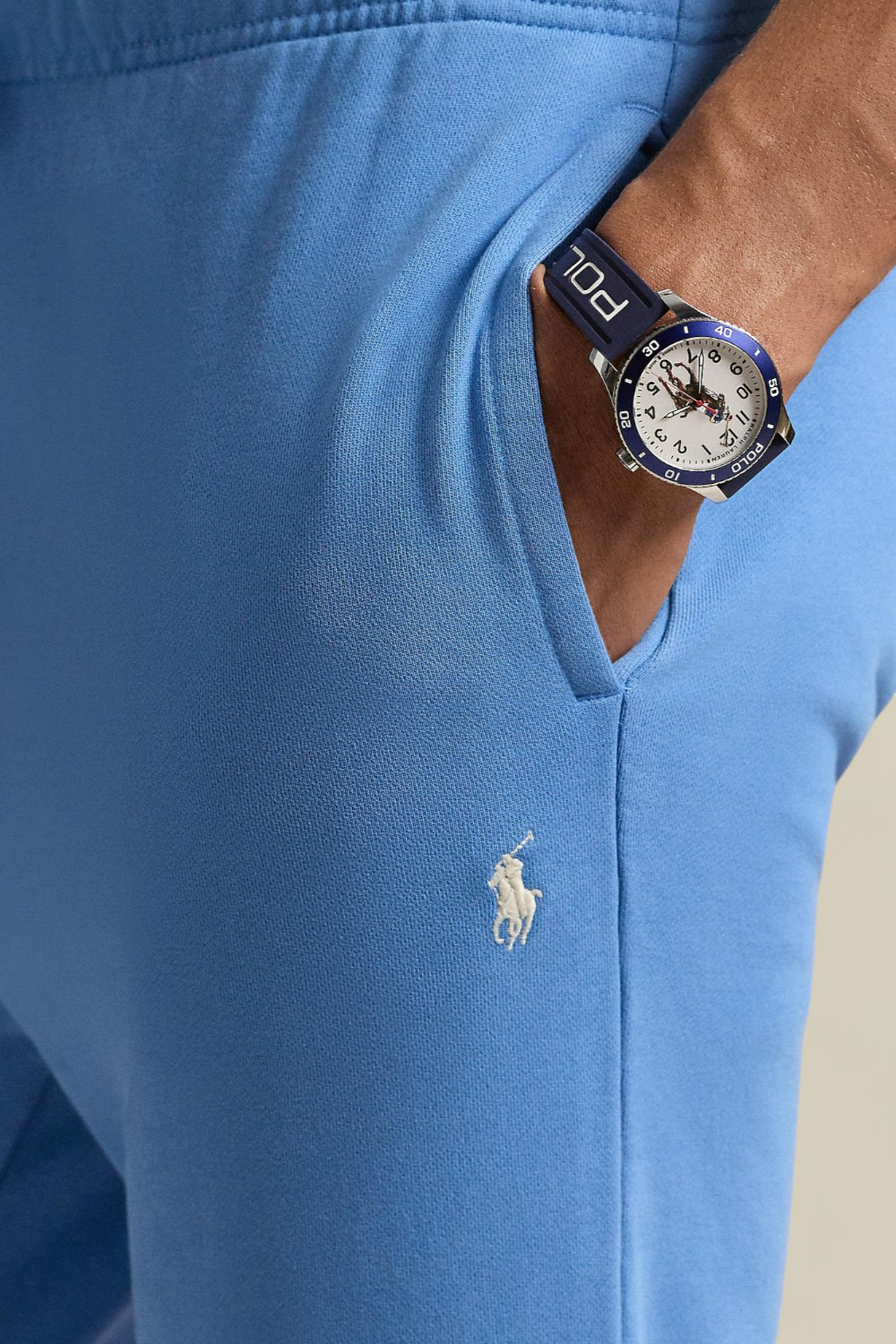 תמונת תקריב דוגמן של מכנסי ג'וגר