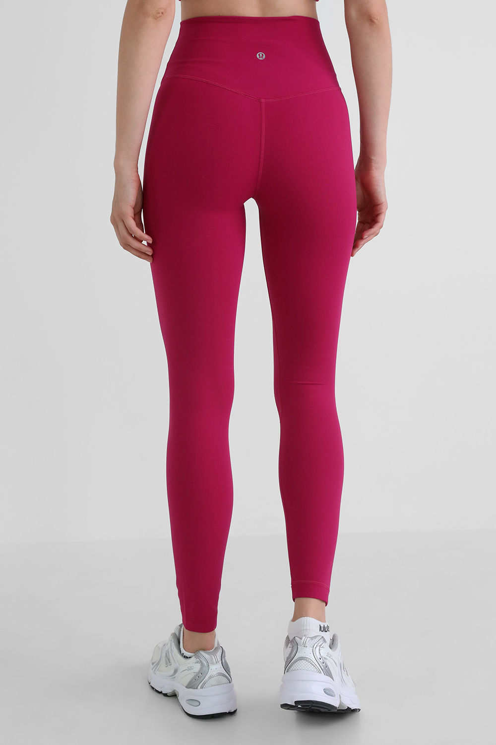 תמונת דוגמן אחורית של Align™ High-Rise Pant 25