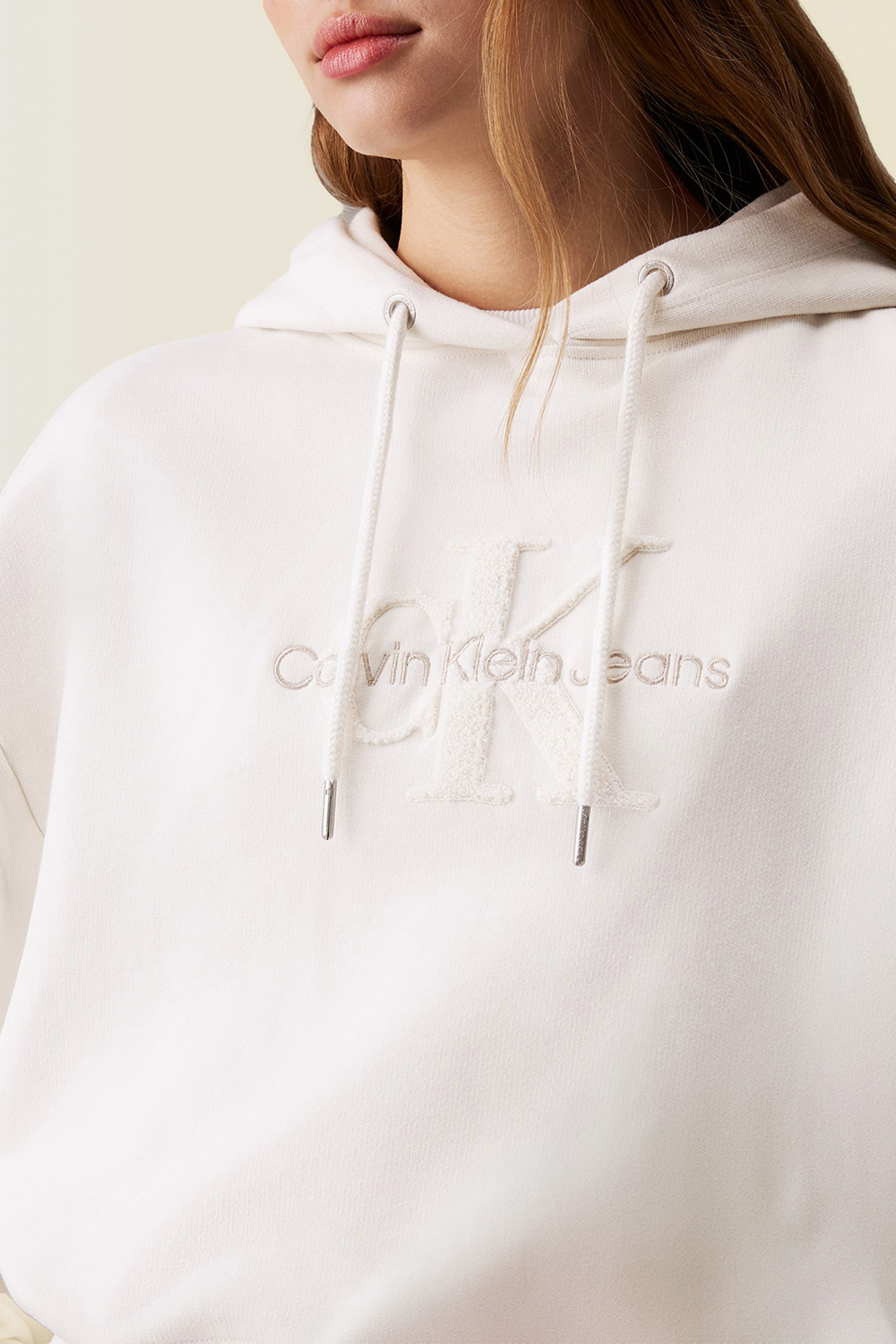 תמונת תקריב דוגמן של סווטשירט קפוצ'ון