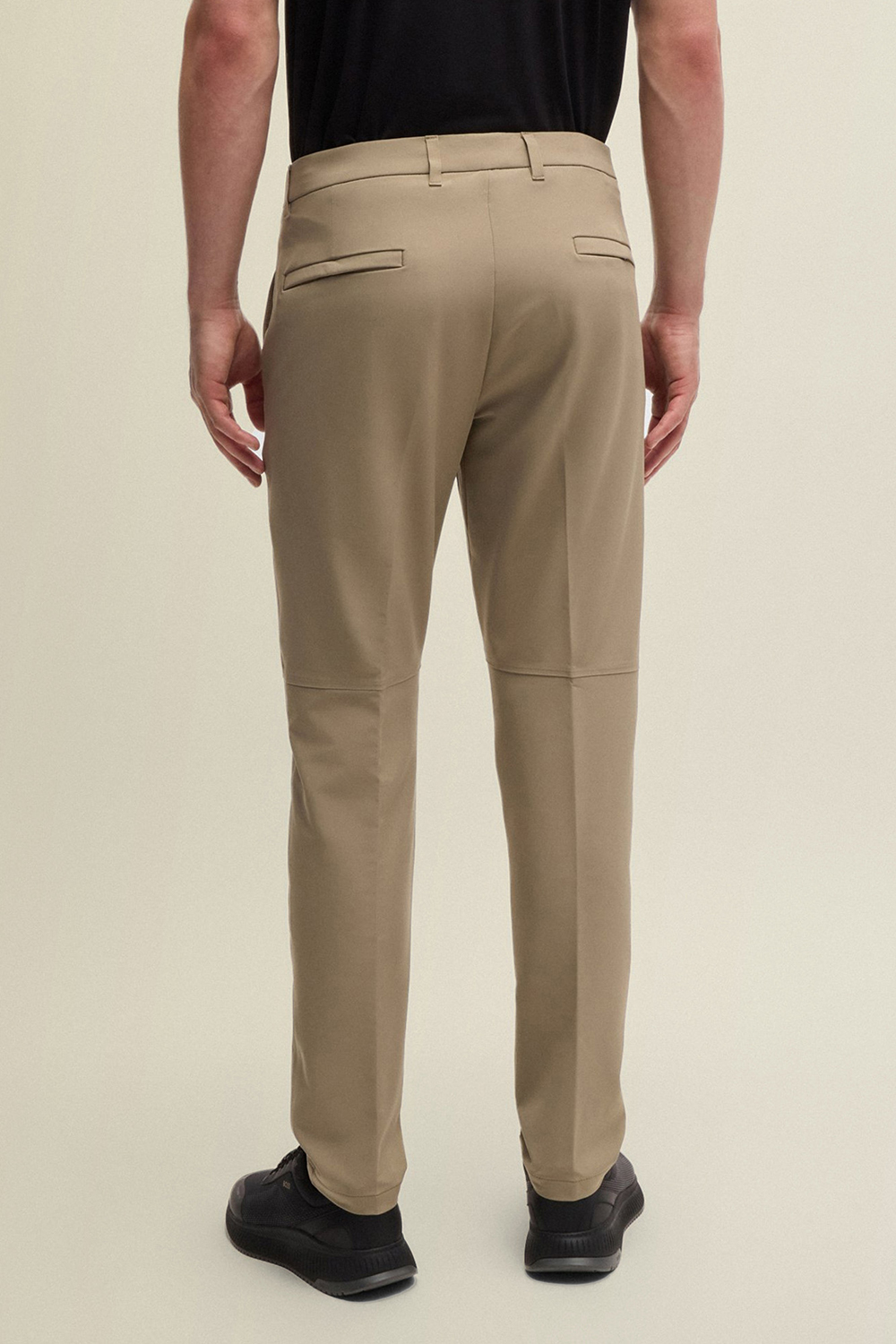 תמונת דוגמן אחורית של מכנסי צ'ינו סלים פיט