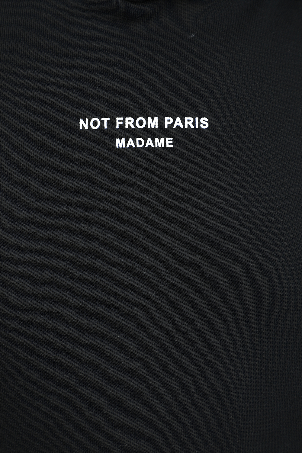 תמונה אחורית של סווטשירט קפוצ'ון שחור עם כיתוב ממותג