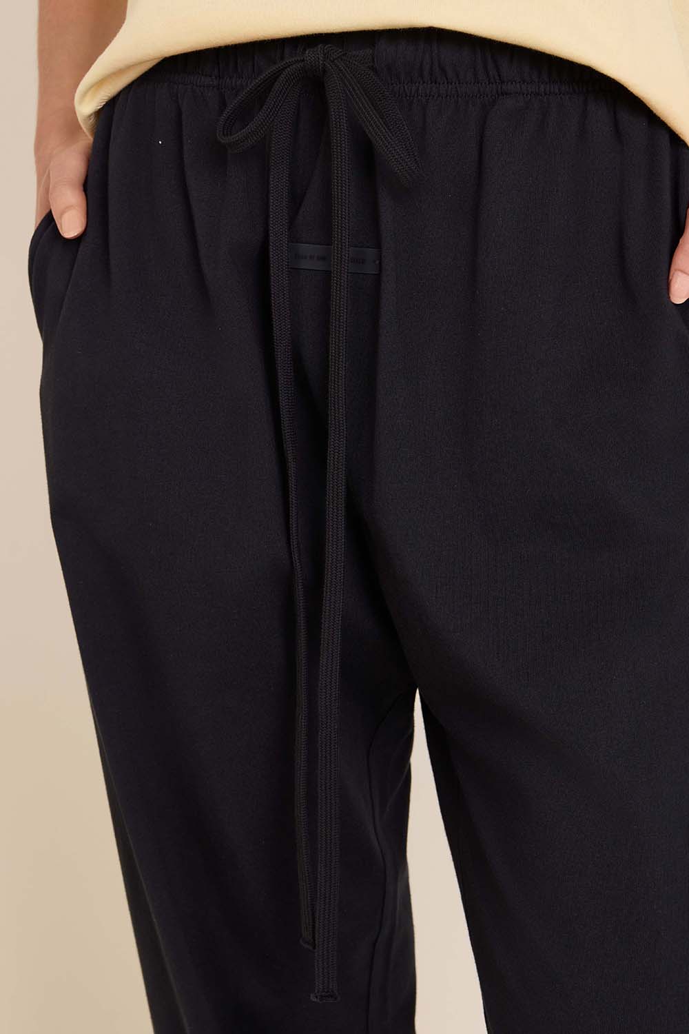 תמונת תקריב דוגמן של מכנסי ג'וג דקים