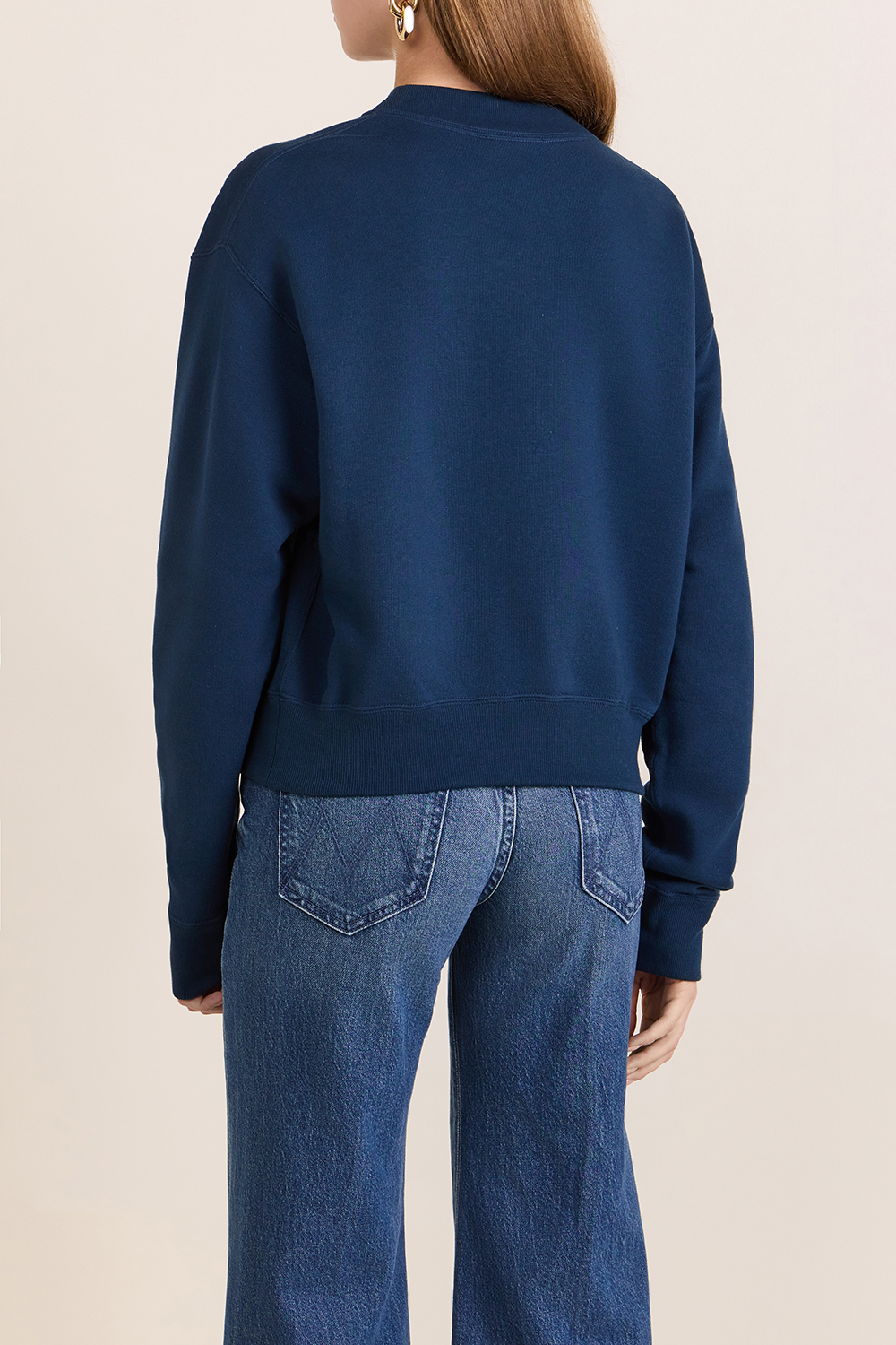 תמונת דוגמן אחורית של סוודר