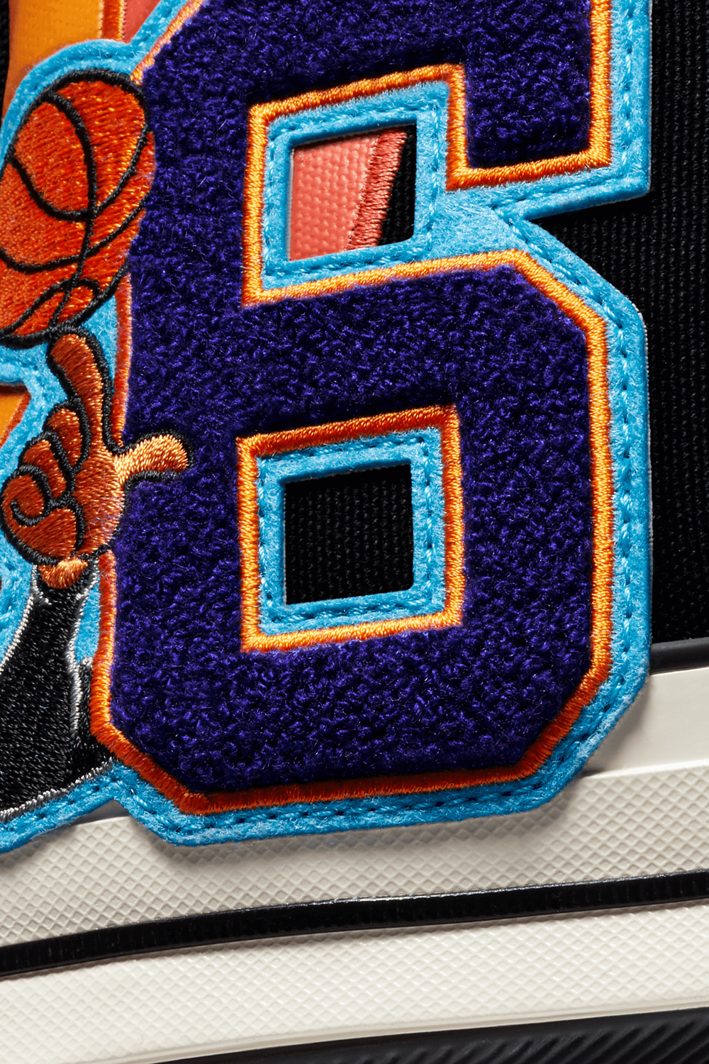 תמונת תקריב של Converse x Space Jam Chuck 70 in Multi Orange