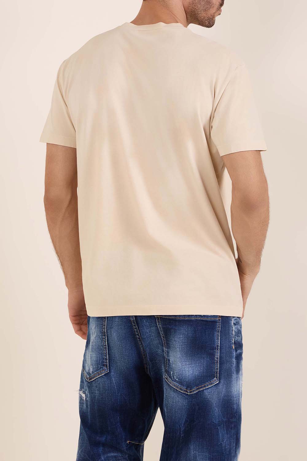 תמונת דוגמן אחורית של חולצת טי