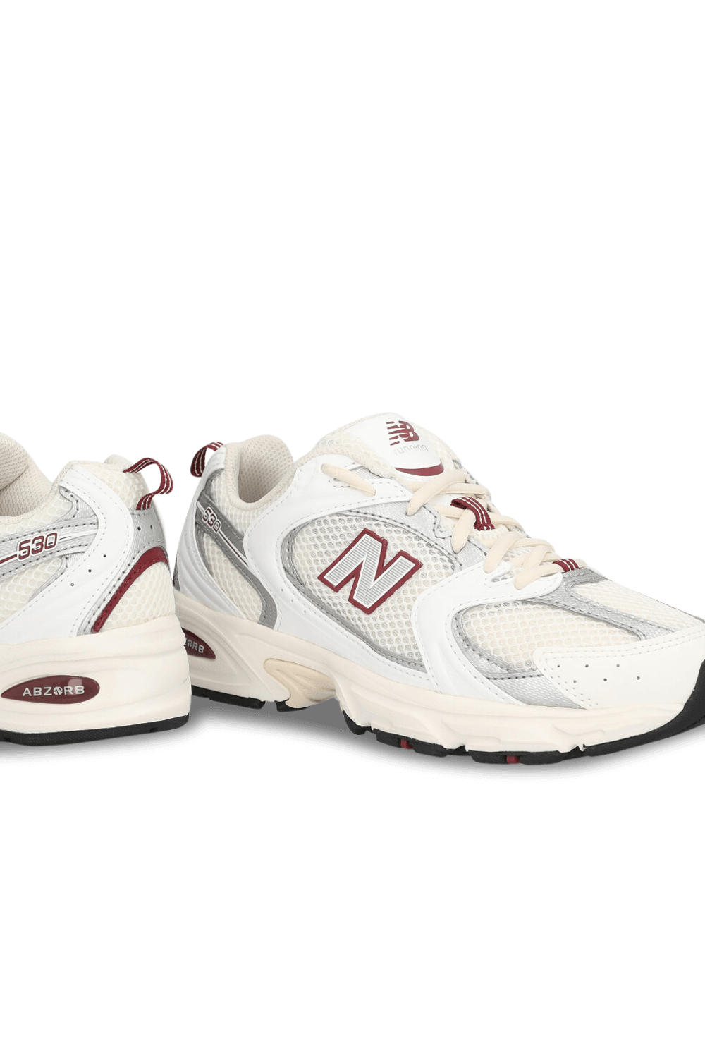 תמונת תקריב של נעלי סניקרס 530