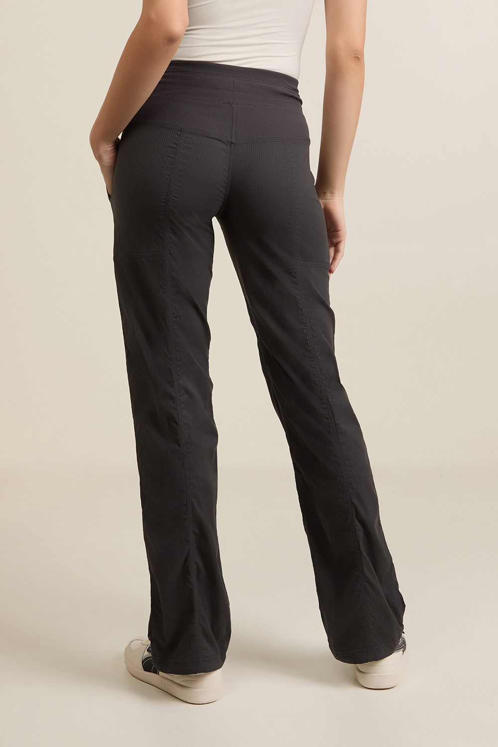 תמונת דוגמן אחורית של Dance Studio Mid-Rise Pant *Regular