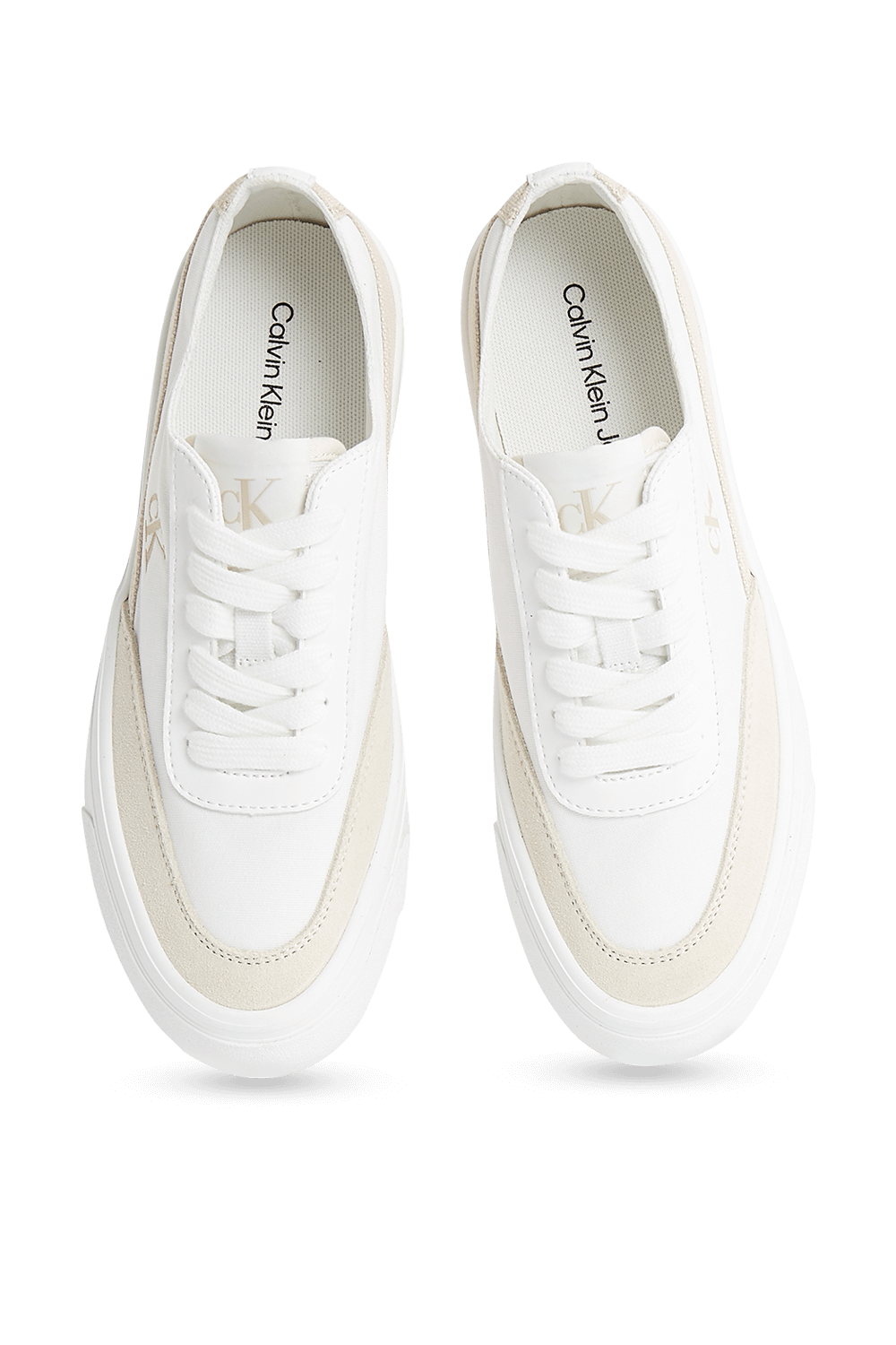 תמונת פנים של נעלי סניקרס פלטפורמה