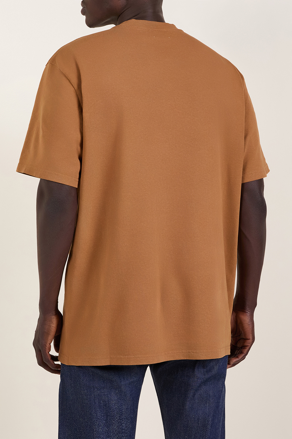 תמונת דוגמן אחורית של חולצת טי