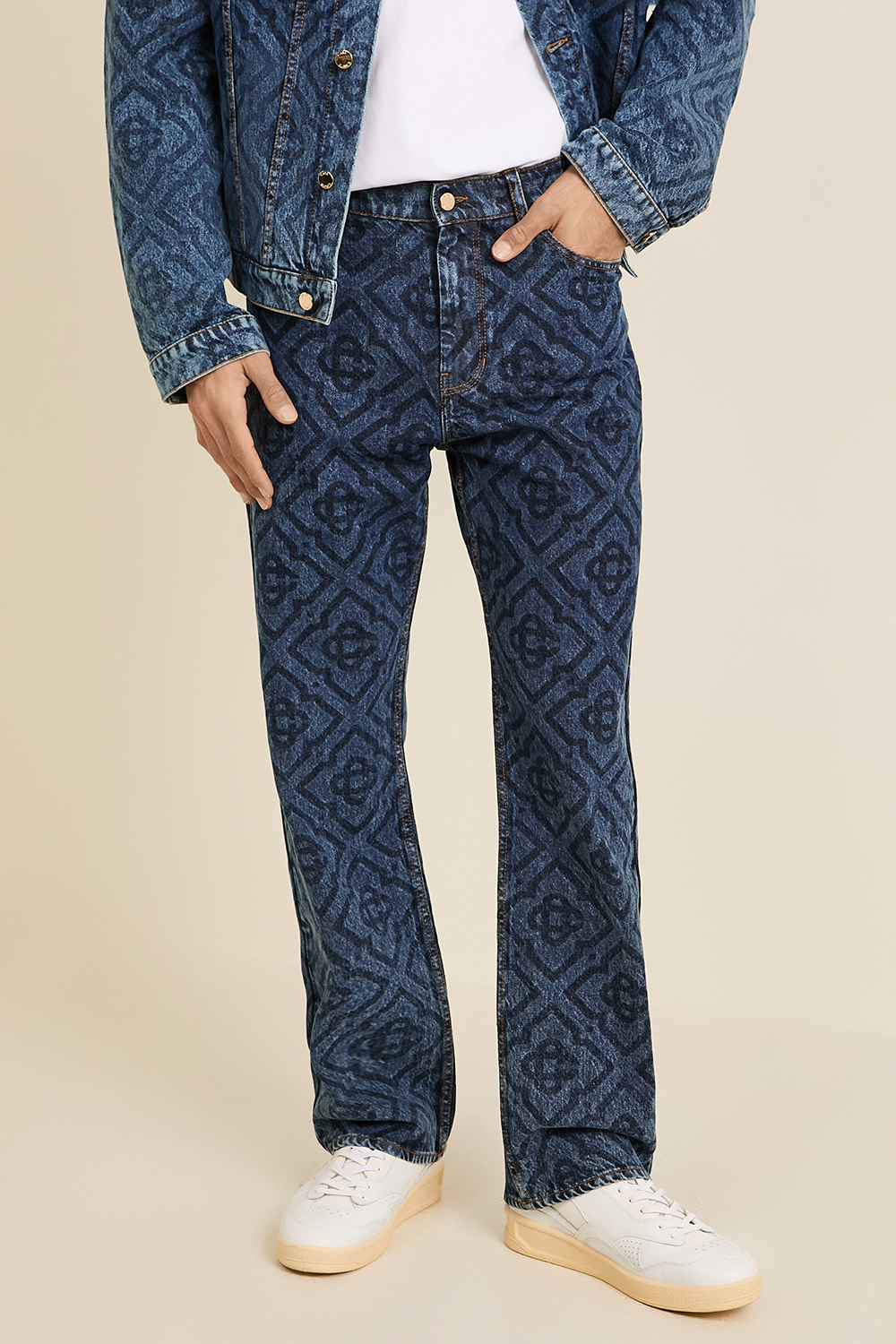 תמונת דוגמן קידמית של מכנסי ג'ינס