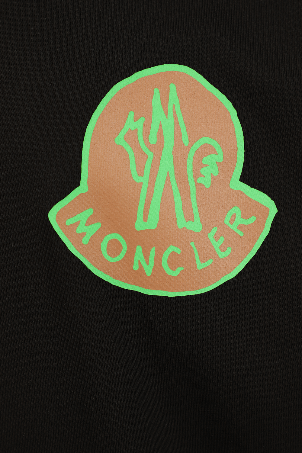 תמונה אחורית של חולצת טי שחורה עם לוגו ניאון