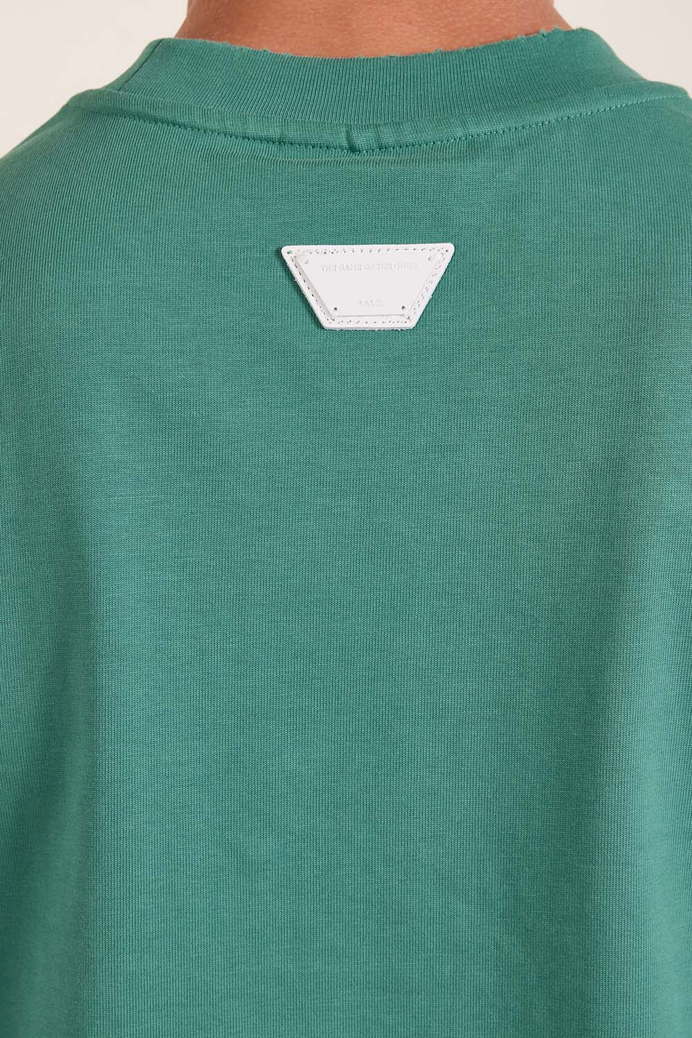 תמונת תקריב דוגמן של חולצת טי אוברסייז