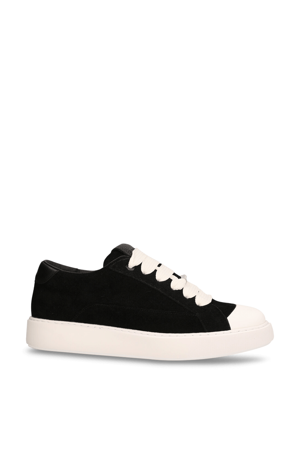 תמונה קידמית של נעלי סניקרס