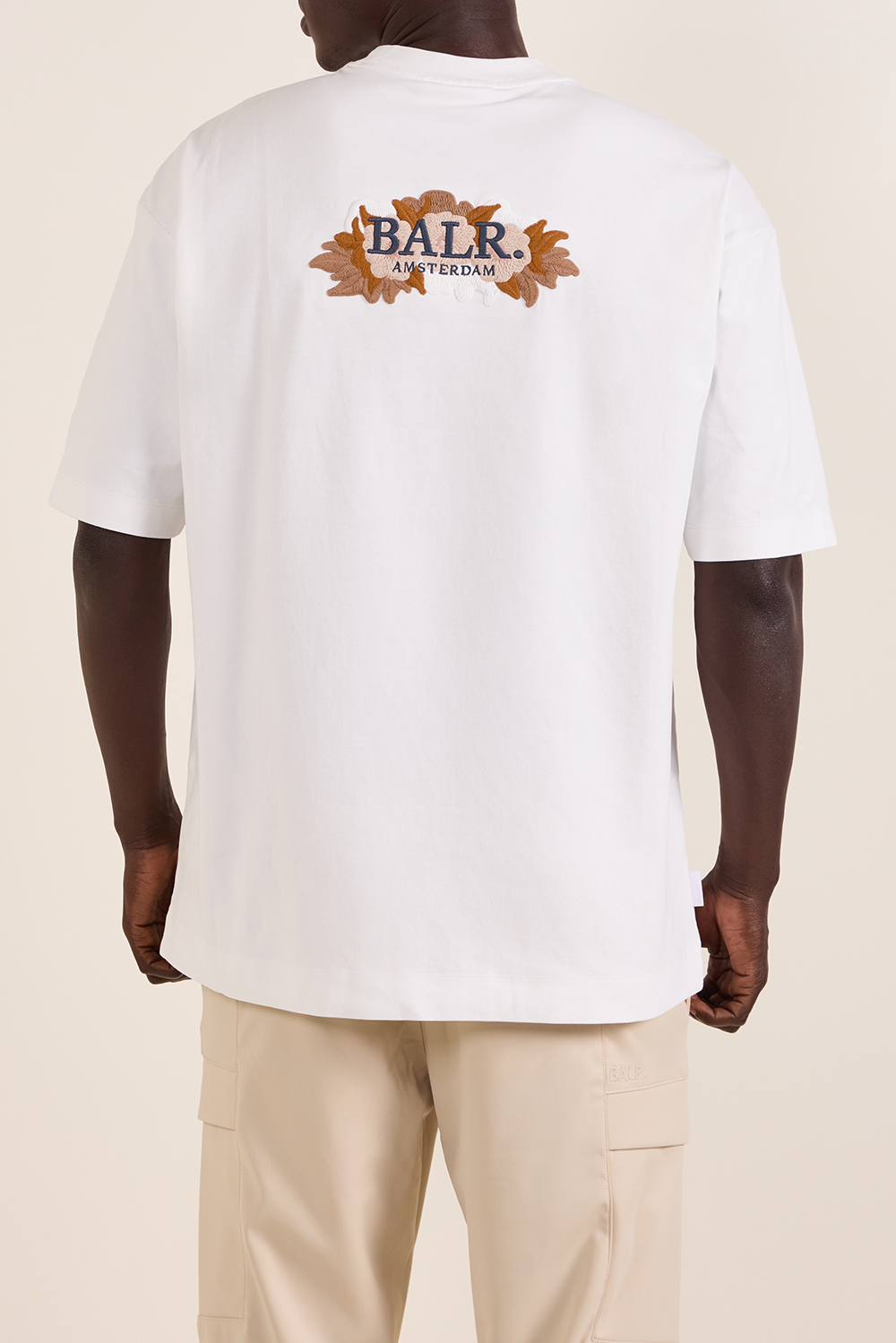 תמונת דוגמן אחורית של חולצת טי משוחררת