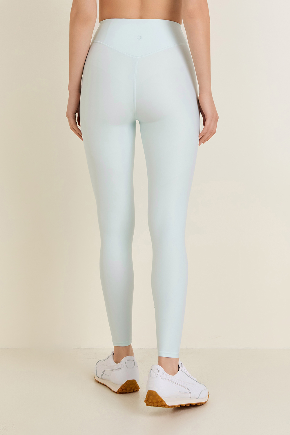 תמונת דוגמן אחורית של Wunder Under SenseKnit High-Rise Tight 25''