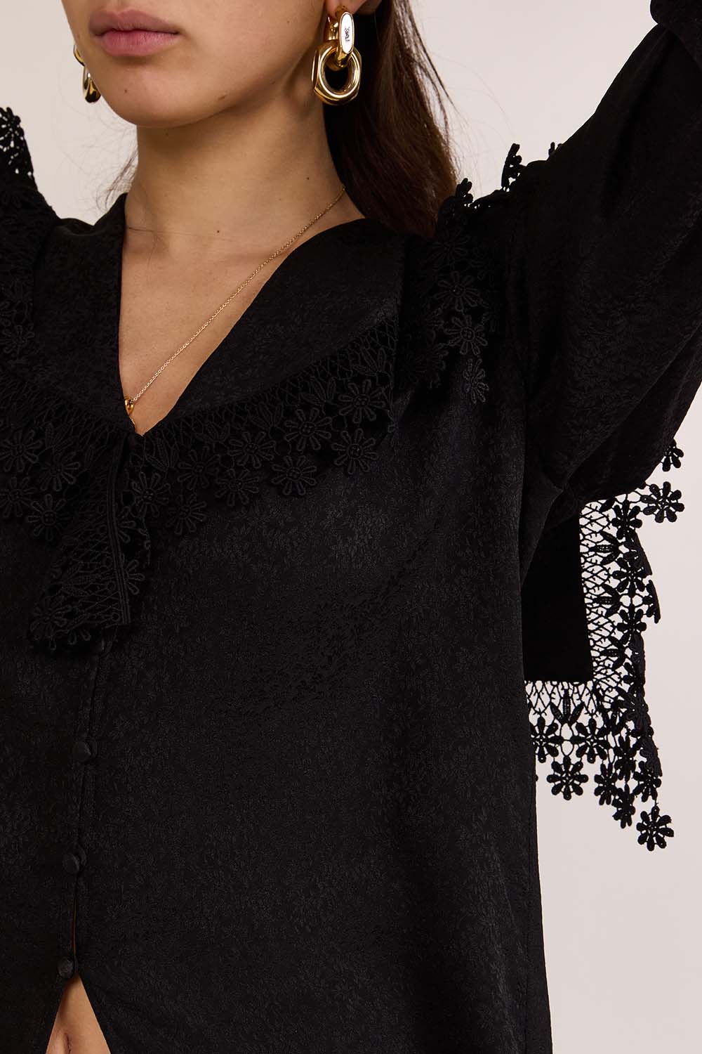 תמונת תקריב דוגמן של חולצה עם צווארון תחרה