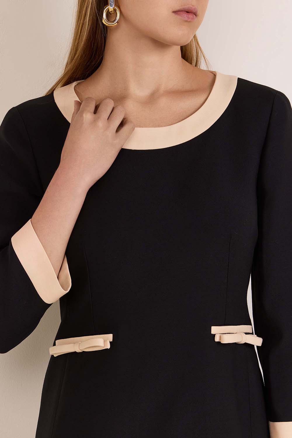 תמונת תקריב דוגמן של שמלת מידי מצמר ומשי