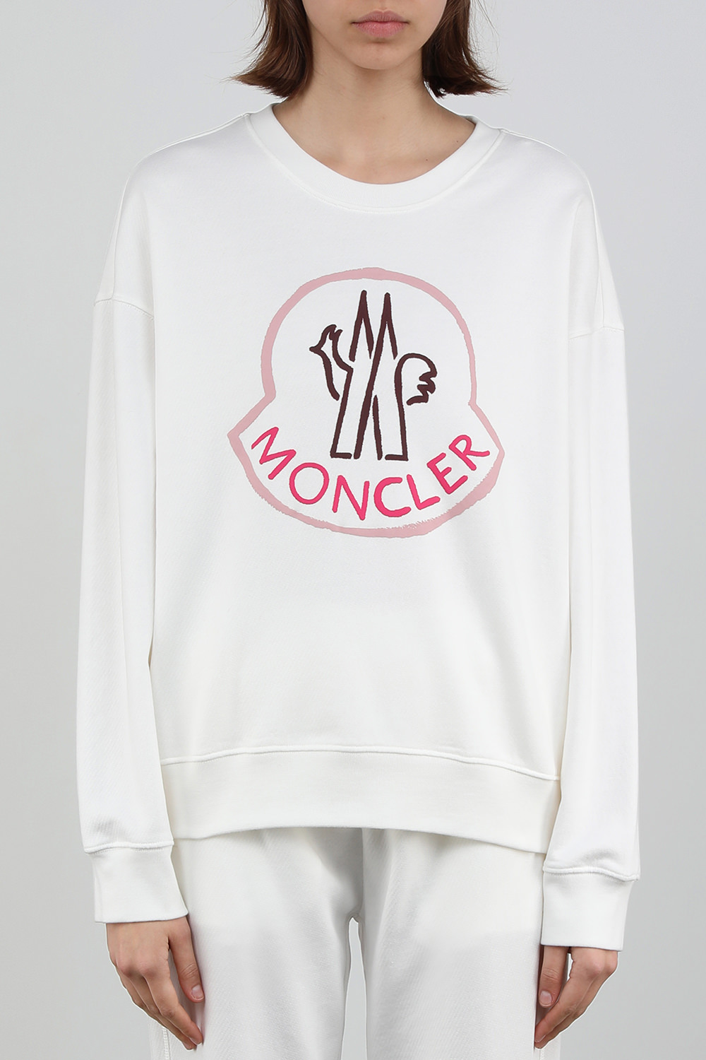 תמונת דוגמן קידמית של סווטשירט לבן עם הדפס לוגו ורוד