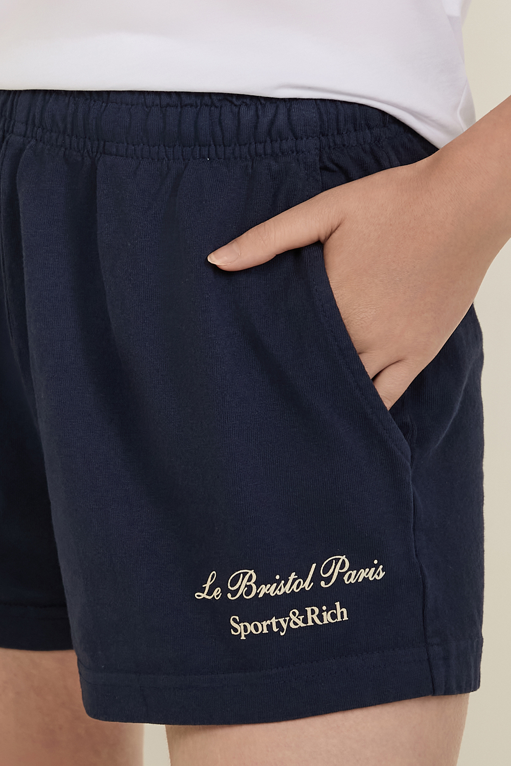 תמונת תקריב דוגמן של מכנסיים קצרים