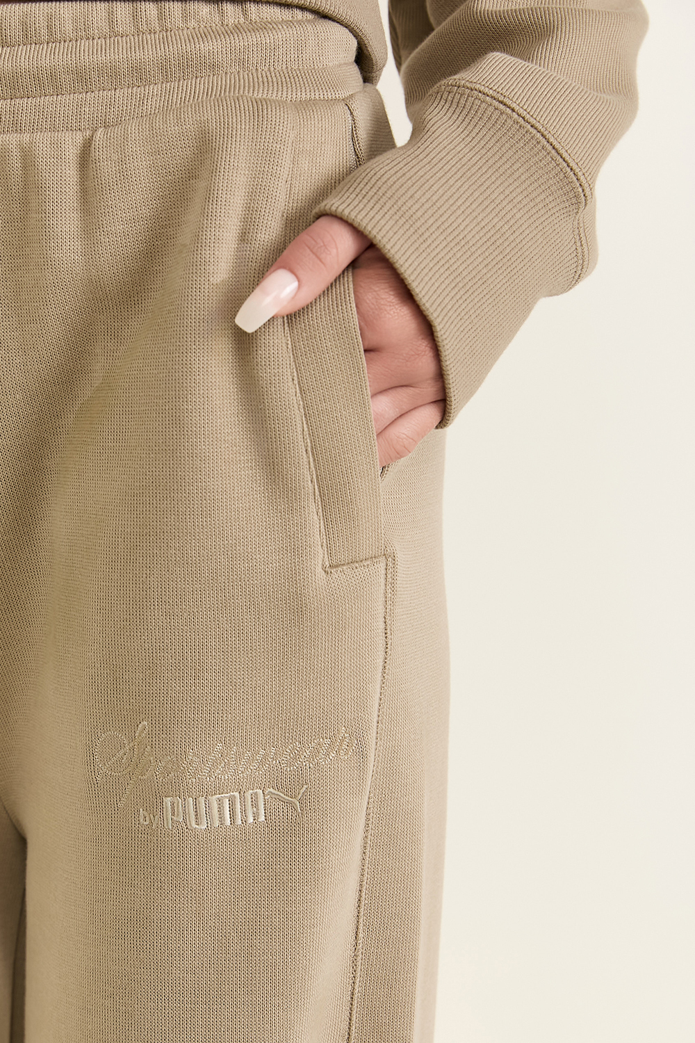 תמונת תקריב דוגמן של מכנסי ג'וג ארוכים