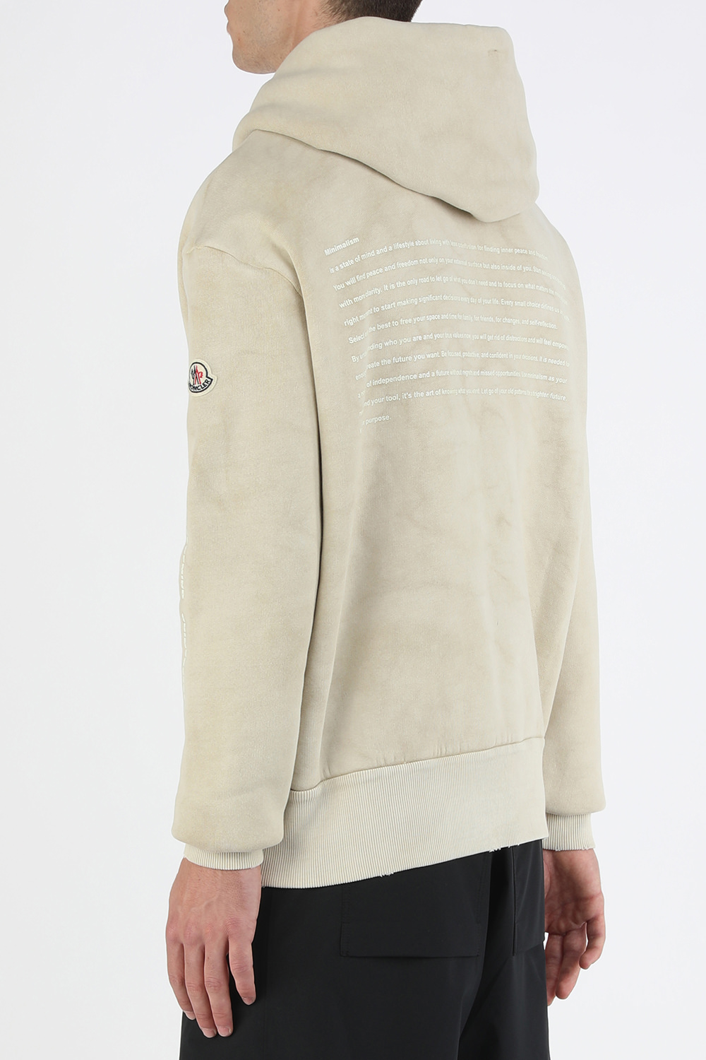 תמונת דוגמן אחורית של סווטשירט קפוצ'ון בגוון אוף-וויט