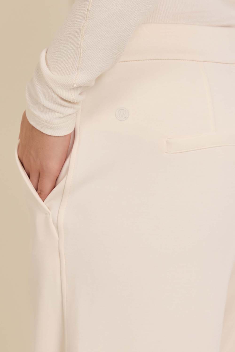 תמונת תקריב דוגמן של Softstreme Pintuck Mid-Rise Pant Regular