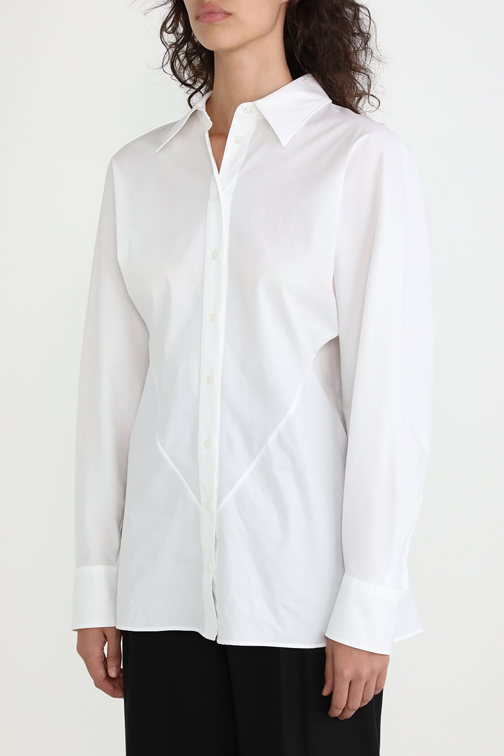 תמונת דוגמן קידמית של חולצה מכופתרת עם מותניים צרים