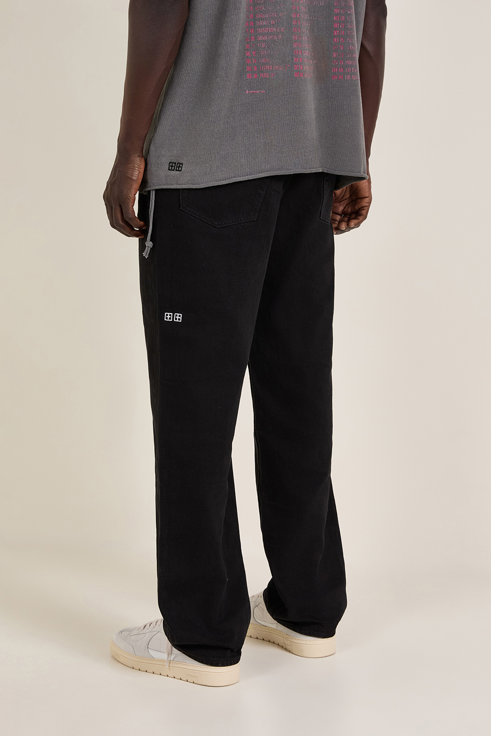 תמונת תקריב דוגמן של מכנסי ג'ינס בגזרה ישרה