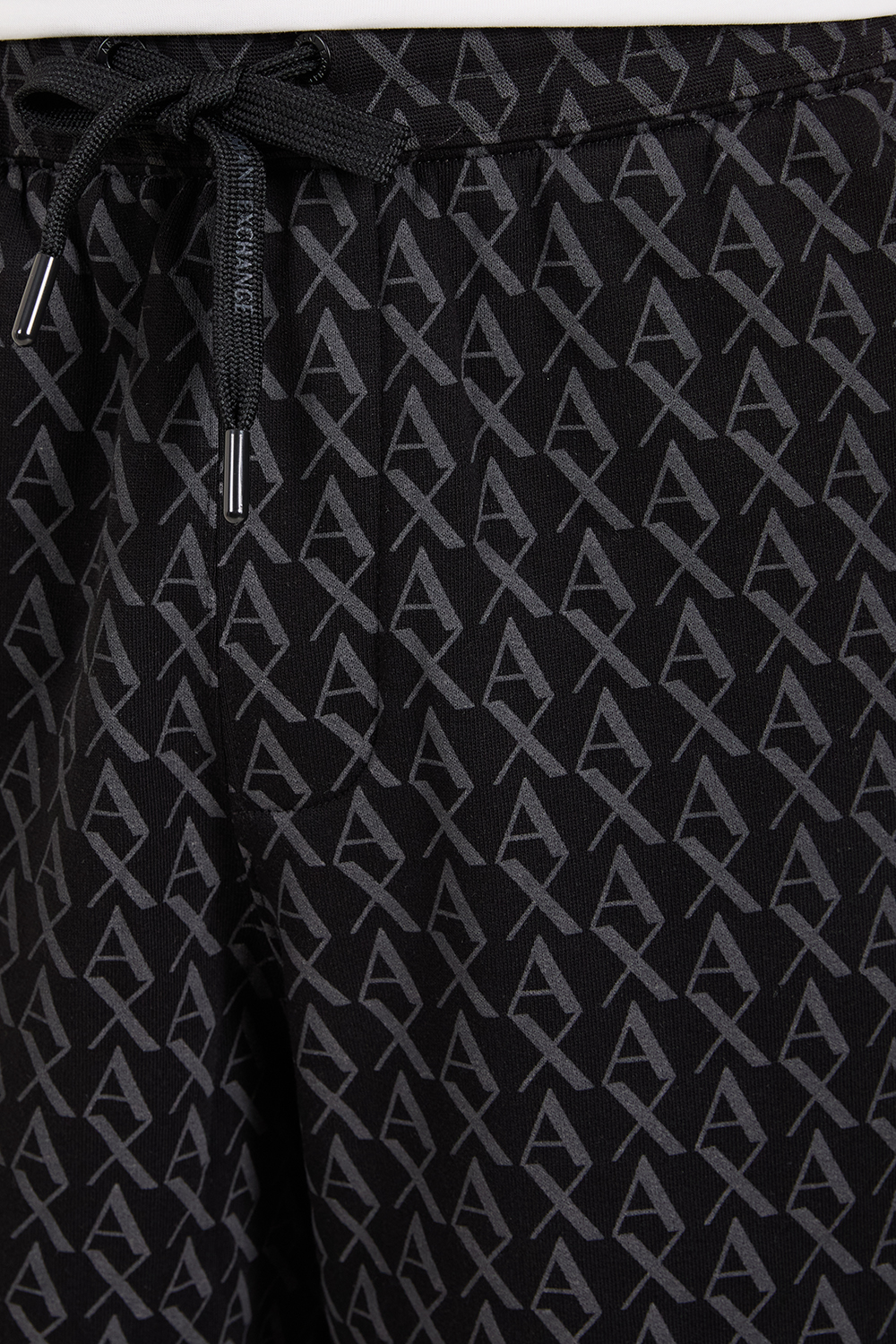 תמונת תקריב דוגמן של מכנסי ברמודה