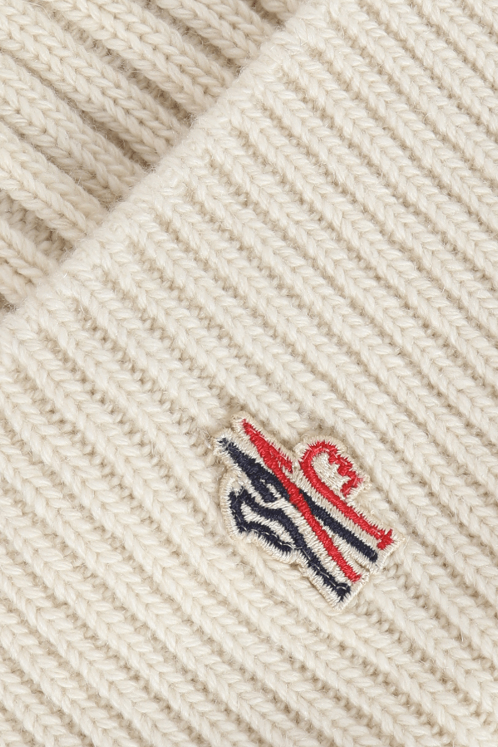 תמונת תקריב של כובע גרב פונפון בגוון אוף וויט