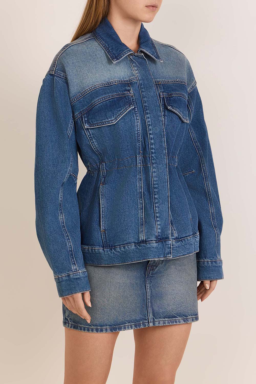 תמונת דוגמן קידמית של ז'קט ג'ינס