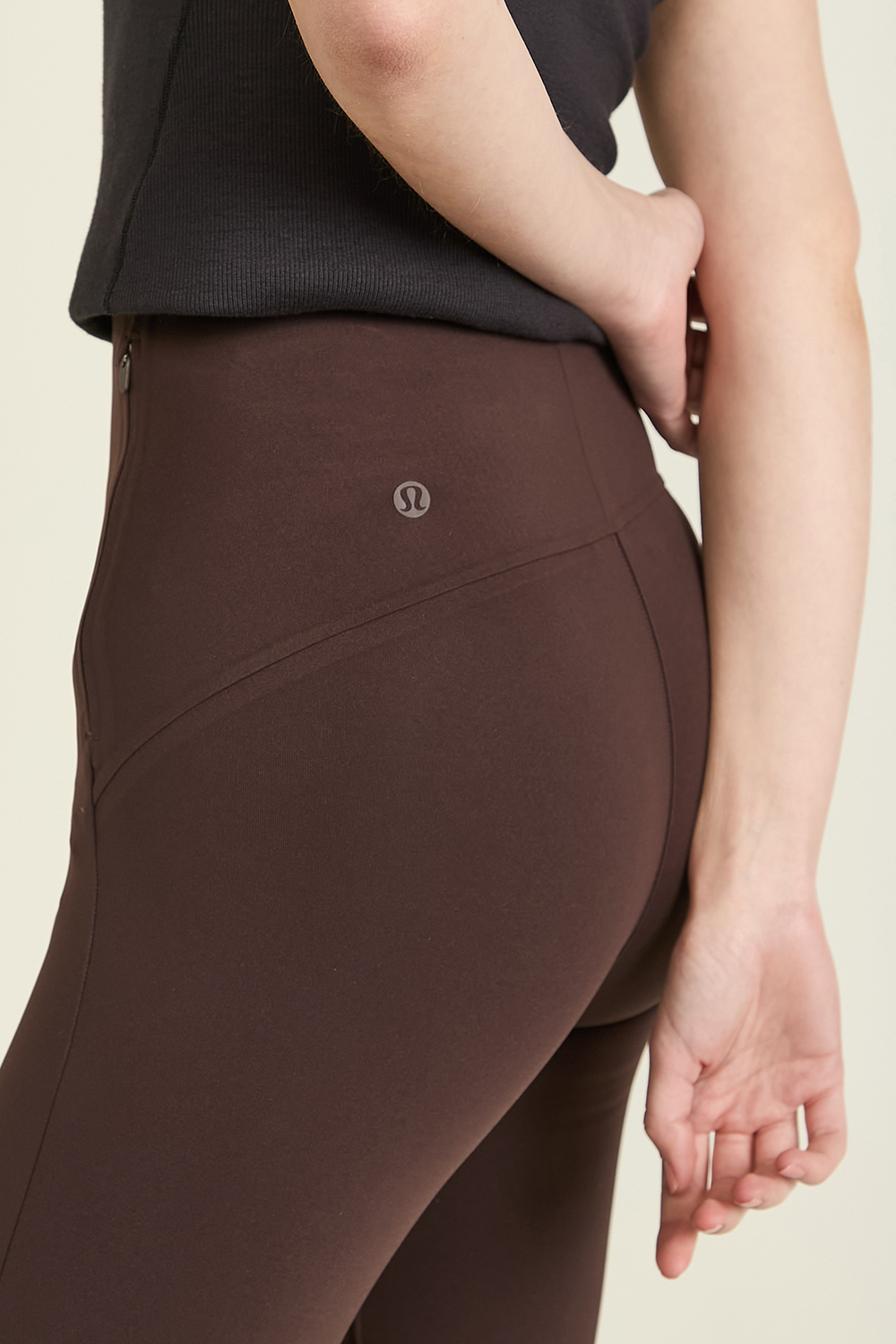 תמונת תקריב דוגמן של Smooth Fit Pull-On High-Rise Pant