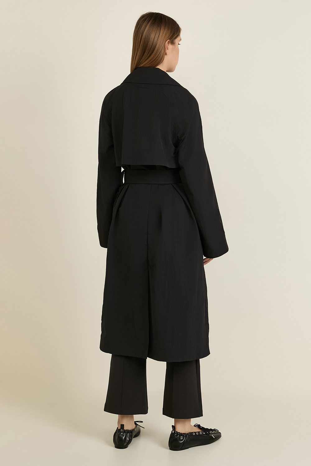 תמונת דוגמן אחורית של Classic-Fit Trench Coat